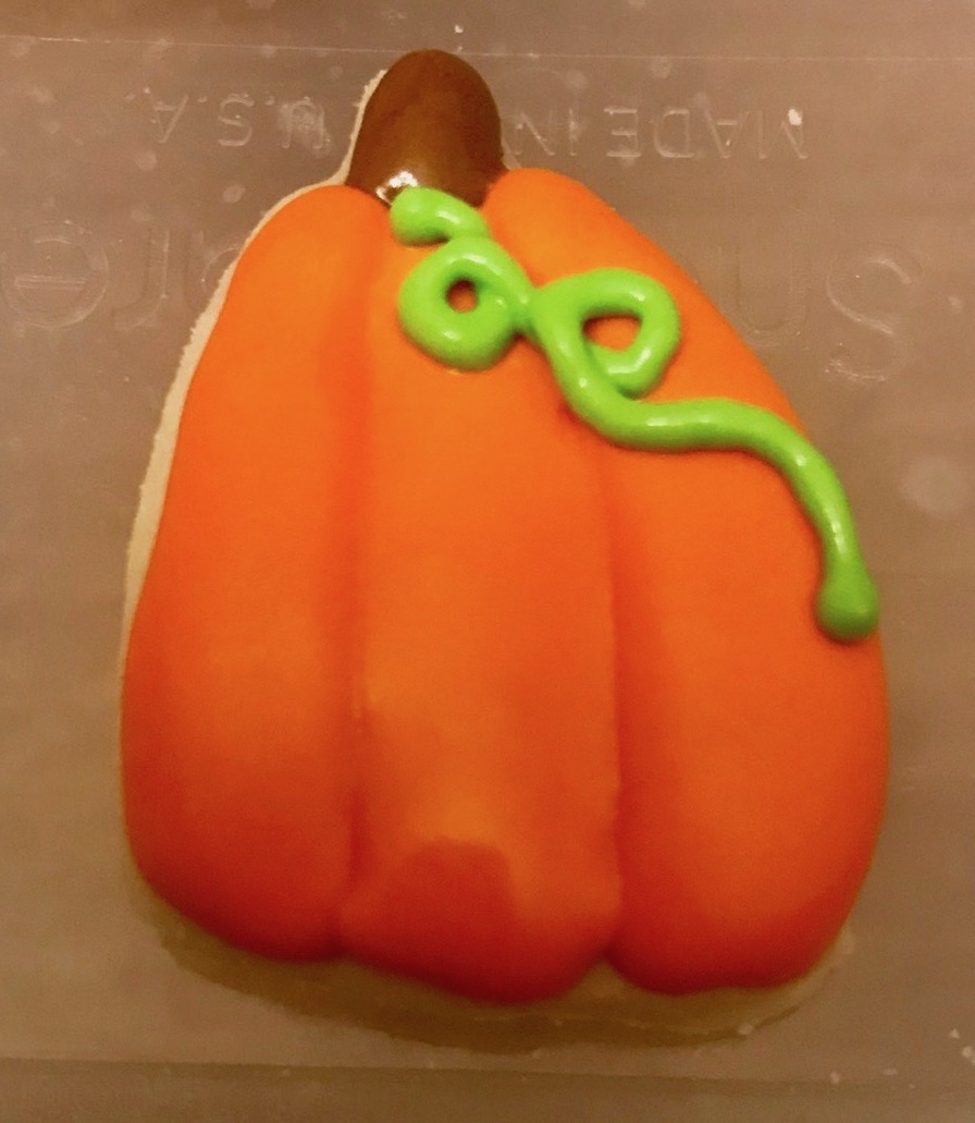 Learn how to make gorgeous pumpkin sugar cookies with this tutorial. #falltreats