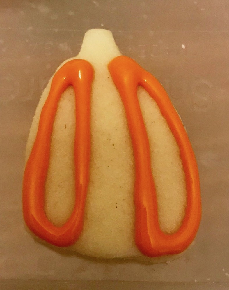 Learn how to make gorgeous pumpkin sugar cookies with this tutorial. #falltreats