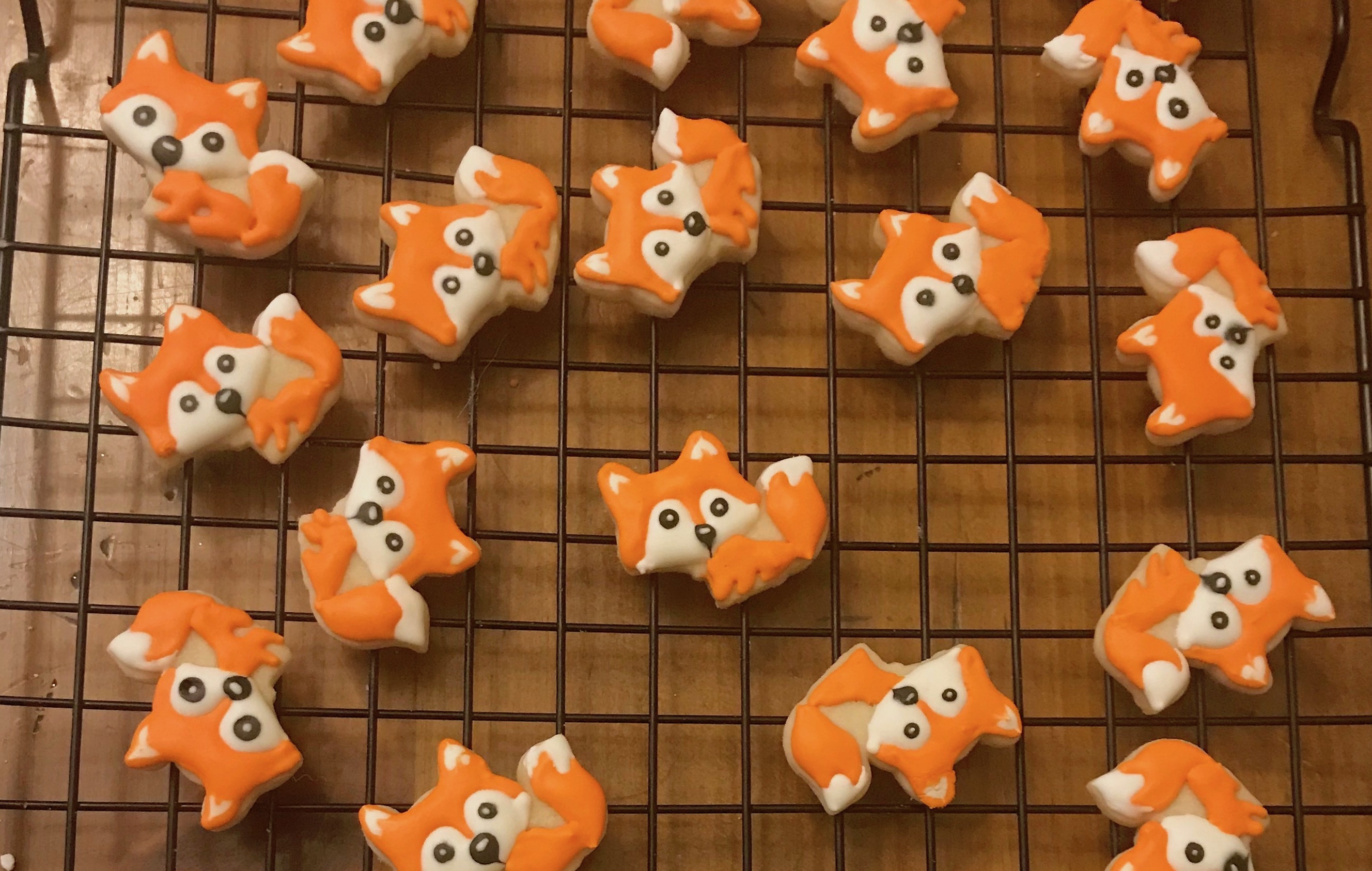 Learn how to create some adorable fox cookies with this easy DIY tutorial
