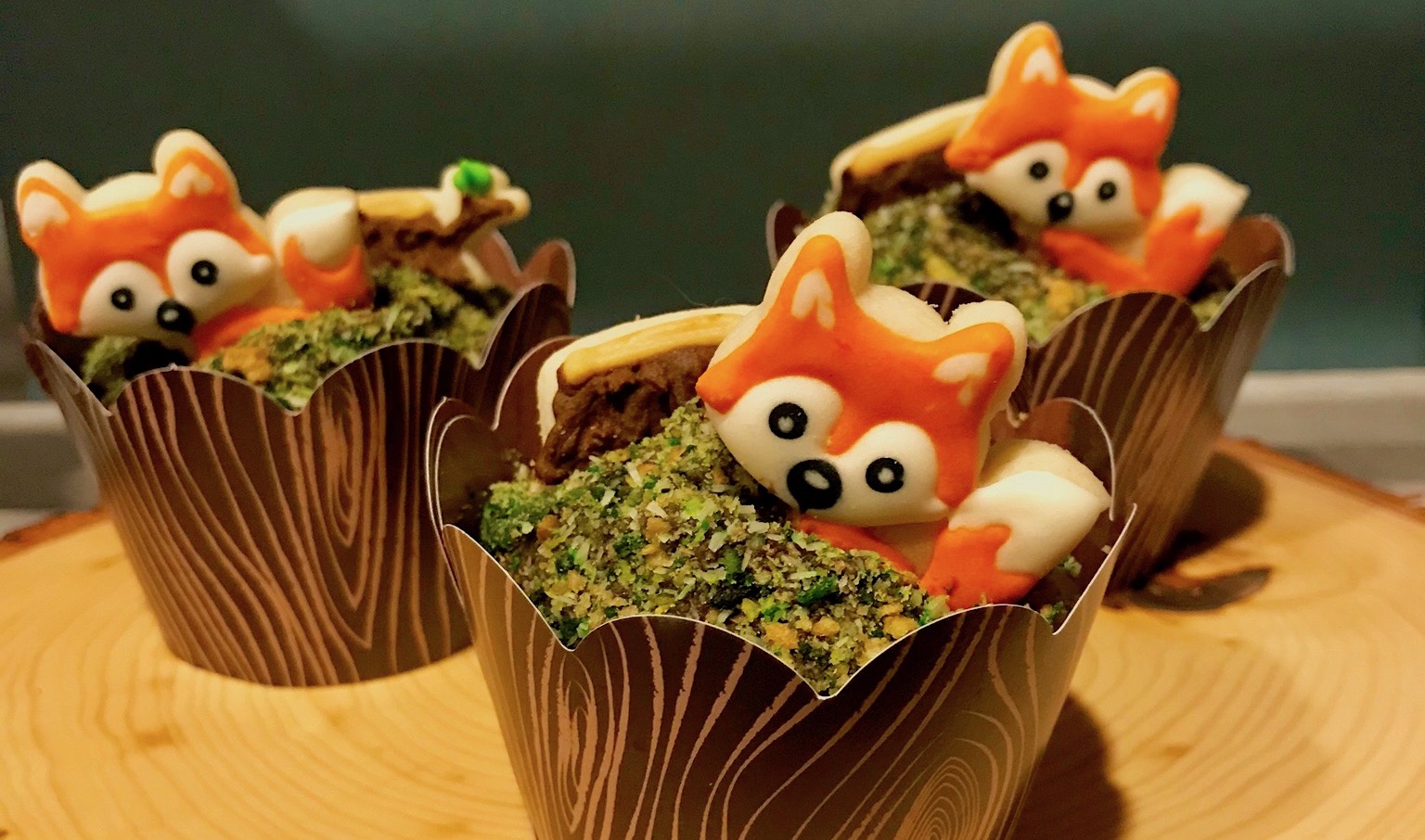 Make gorgeous mossy cupcakes for your woodland birthday party with this easy how to!